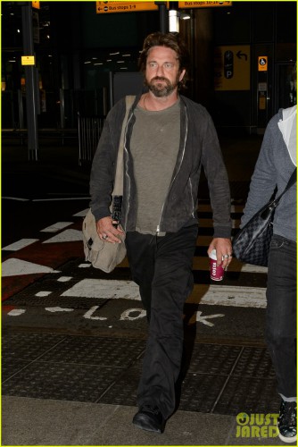 gerard-butler-arrives-in-london-following-motorcycle-accident-03.jpg