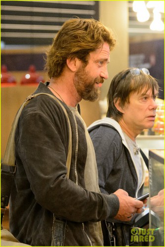 gerard-butler-arrives-in-london-following-motorcycle-accident-04.jpg