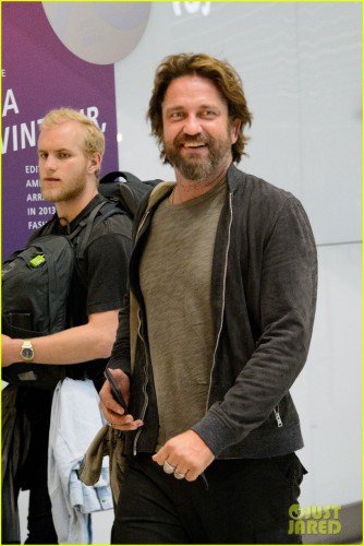 gerard-butler-arrives-in-london-following-motorcycle-accident-05.jpg