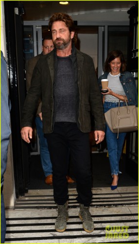 gerard-butler-meets-fans-in-london-01.jpg