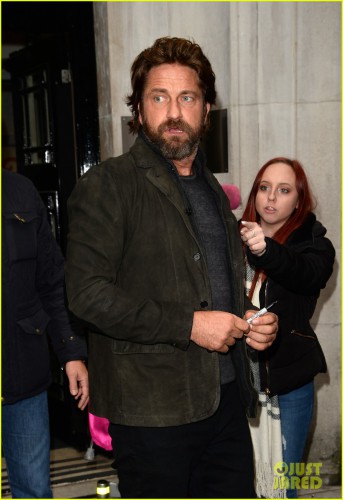 gerard-butler-meets-fans-in-london-02 (1).jpg