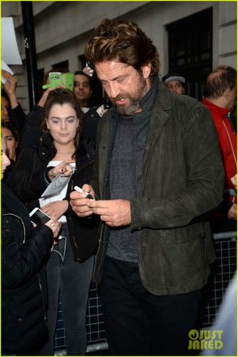 gerard-butler-meets-fans-in-london-03.jpg