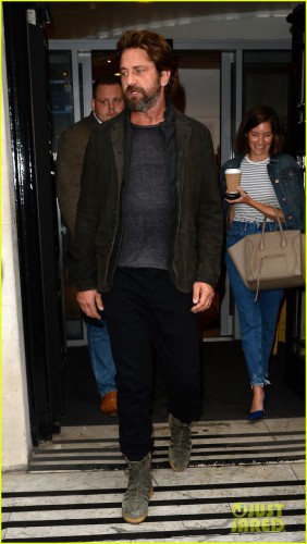 gerard-butler-meets-fans-in-london-05.jpg