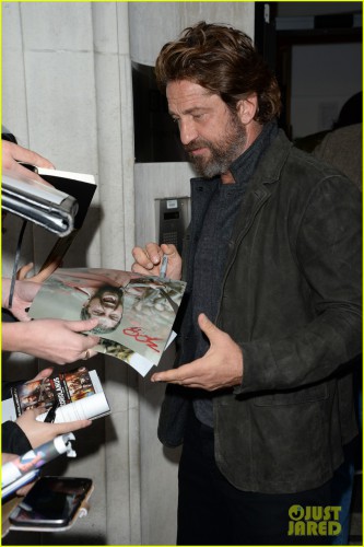 gerard-butler-meets-fans-in-london-06.jpg