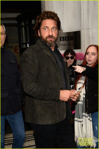 gerard-butler-meets-fans-in-london-07.jpg