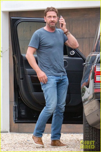 gerard-butler-checks-out-construction-site-in-weho-01.jpg