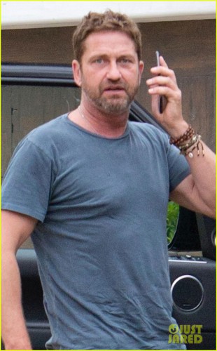 gerard-butler-checks-out-construction-site-in-weho-02.jpg