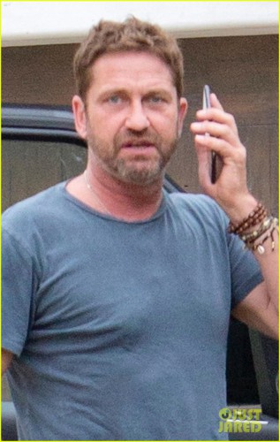gerard-butler-checks-out-construction-site-in-weho-03.jpg