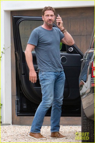 gerard-butler-checks-out-construction-site-in-weho-04.jpg