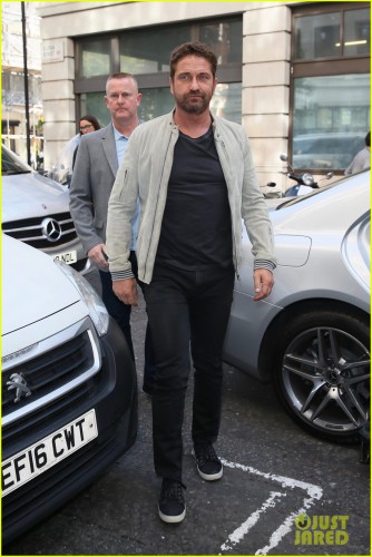 23-37-19-gerard-butler-hits-london-to-promote-new-movie-hunter-killer-05.jpg
