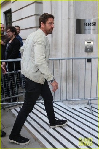 23-39-55-gerard-butler-hits-london-to-promote-new-movie-hunter-killer-12.jpg