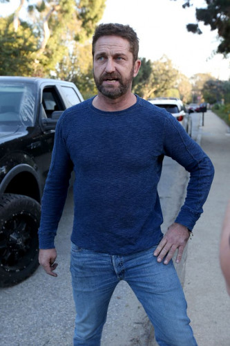 0_Gerard-Butler-talks-outside-his-Malibu-home-about-the-devastating-impact-of-the-Woolsey-fire-on-his.jpg