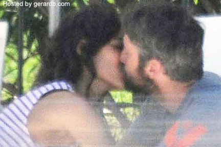 gerard_butler_kissing_laurie_cholewa_may_2010.jpg