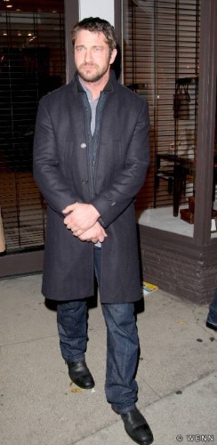 gerard_butler_out_and_about_04_wenn5083886[1].jpg