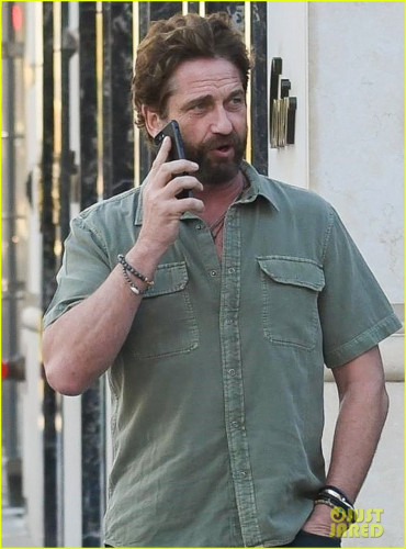 gerard-butler-shares-a-laugh-with-fans-at-lunch-02.jpg