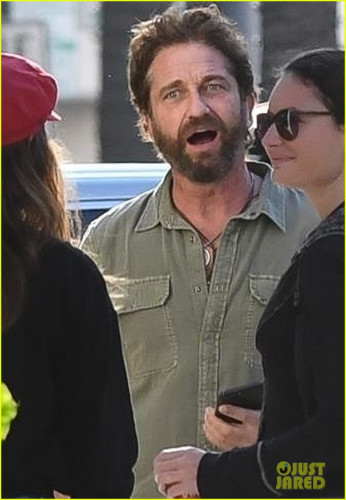 gerard-butler-shares-a-laugh-with-fans-at-lunch-06.jpg