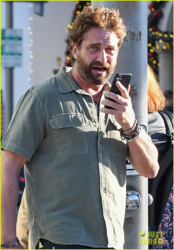 gerard-butler-shares-a-laugh-with-fans-at-lunch-07.jpg