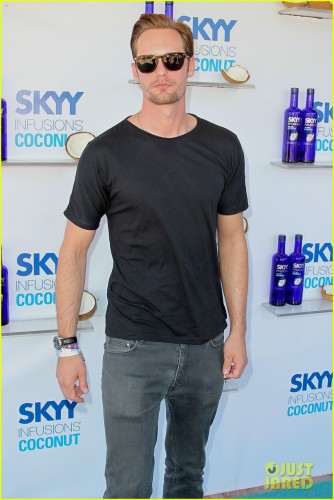 alexander-skarsgard-skyy-escape-at-coachella-14.jpg