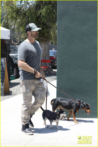 gerard-butler-morgan-brown-kiss-farmer-market-36.jpg