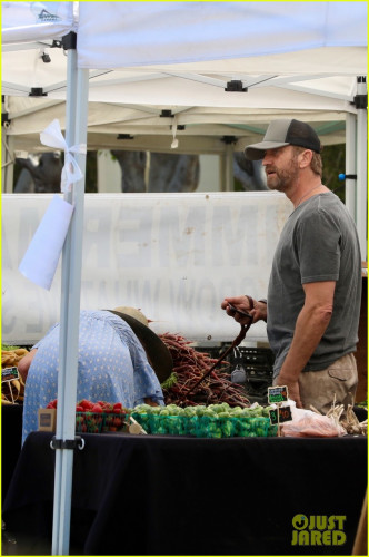 gerard-butler-morgan-brown-kiss-farmer-market-34.jpg