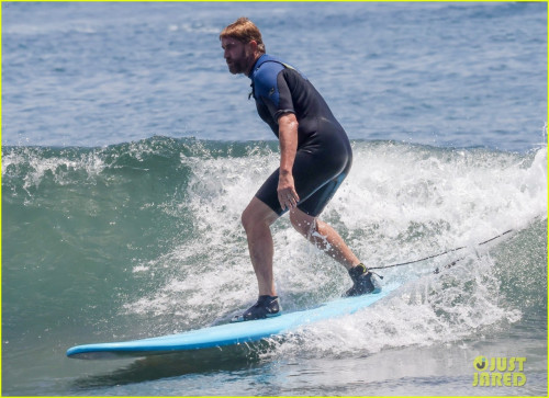 gerard-butler-morgan-brown-surfing-beach-day-08.jpg