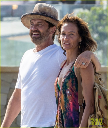 gerard-butler-girlfriend-morgan-brown-head-out-on-lunch-date-04.jpg