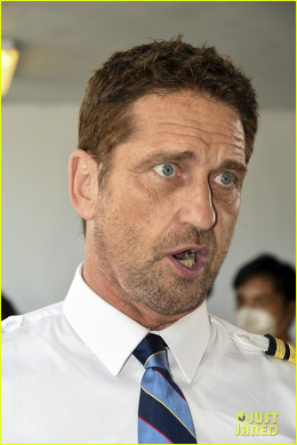 gerard-butler-pilot-wardrobe-puerto-rico-airport-17.jpg