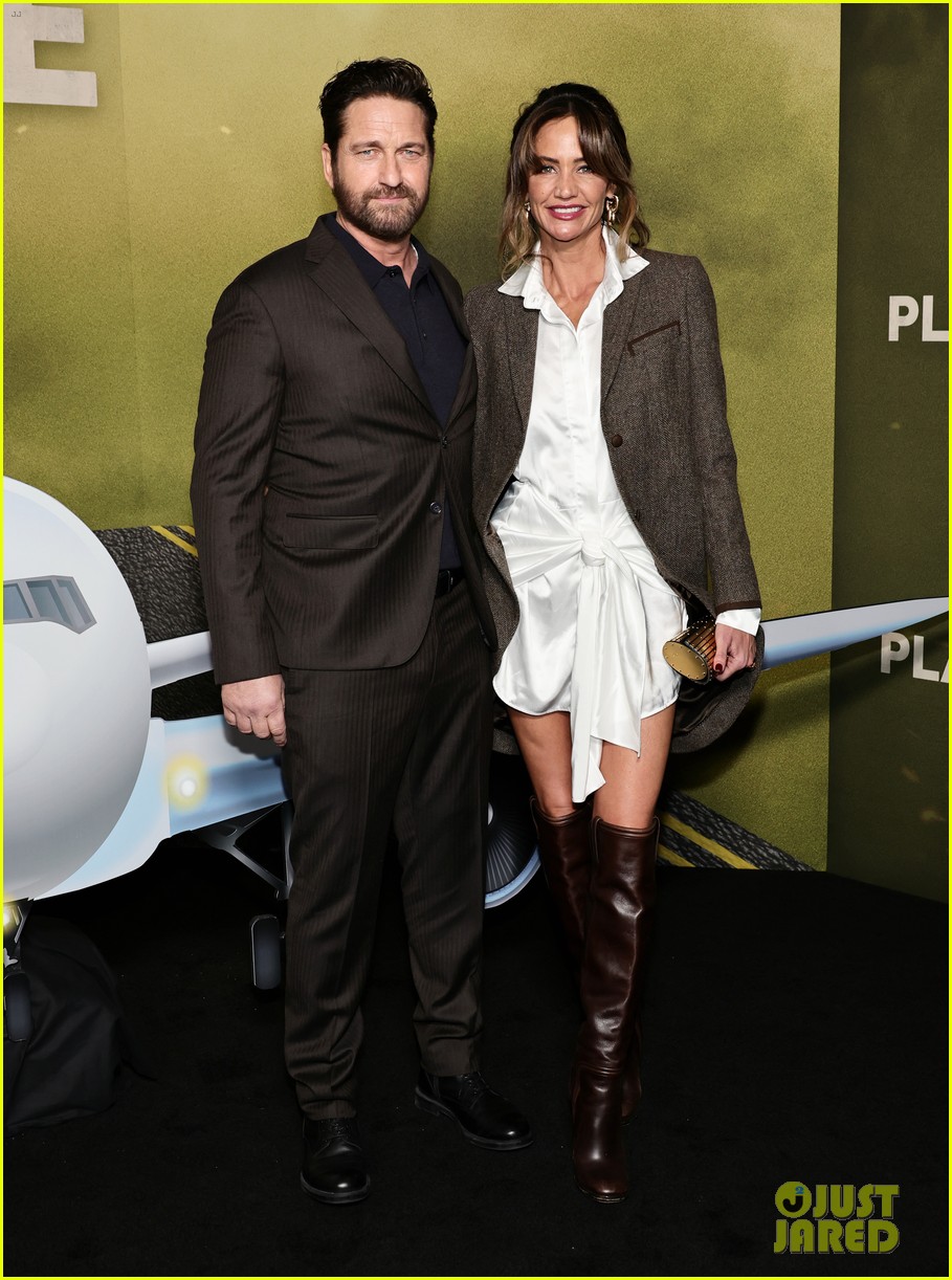 gerard-butler-morgan-brown-plane-screening-04.jpg