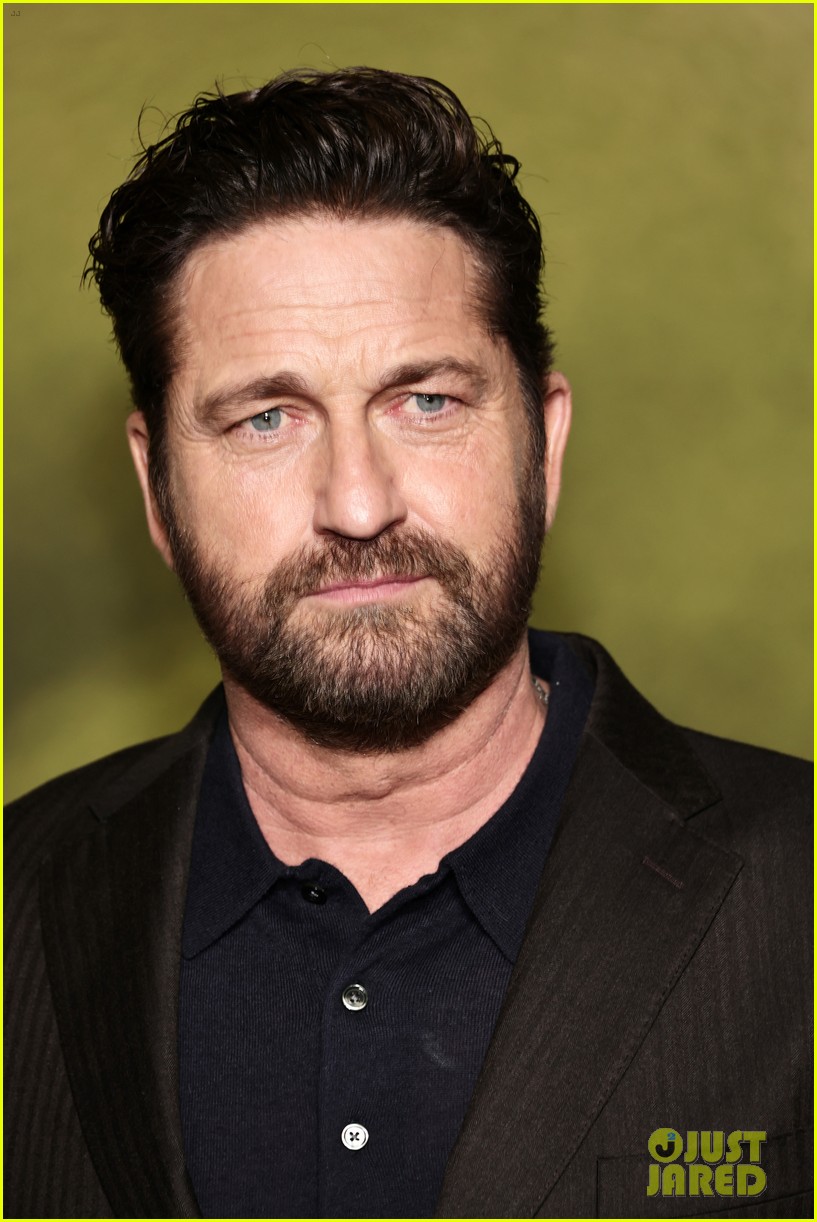 gerard-butler-morgan-brown-plane-screening-12.jpg