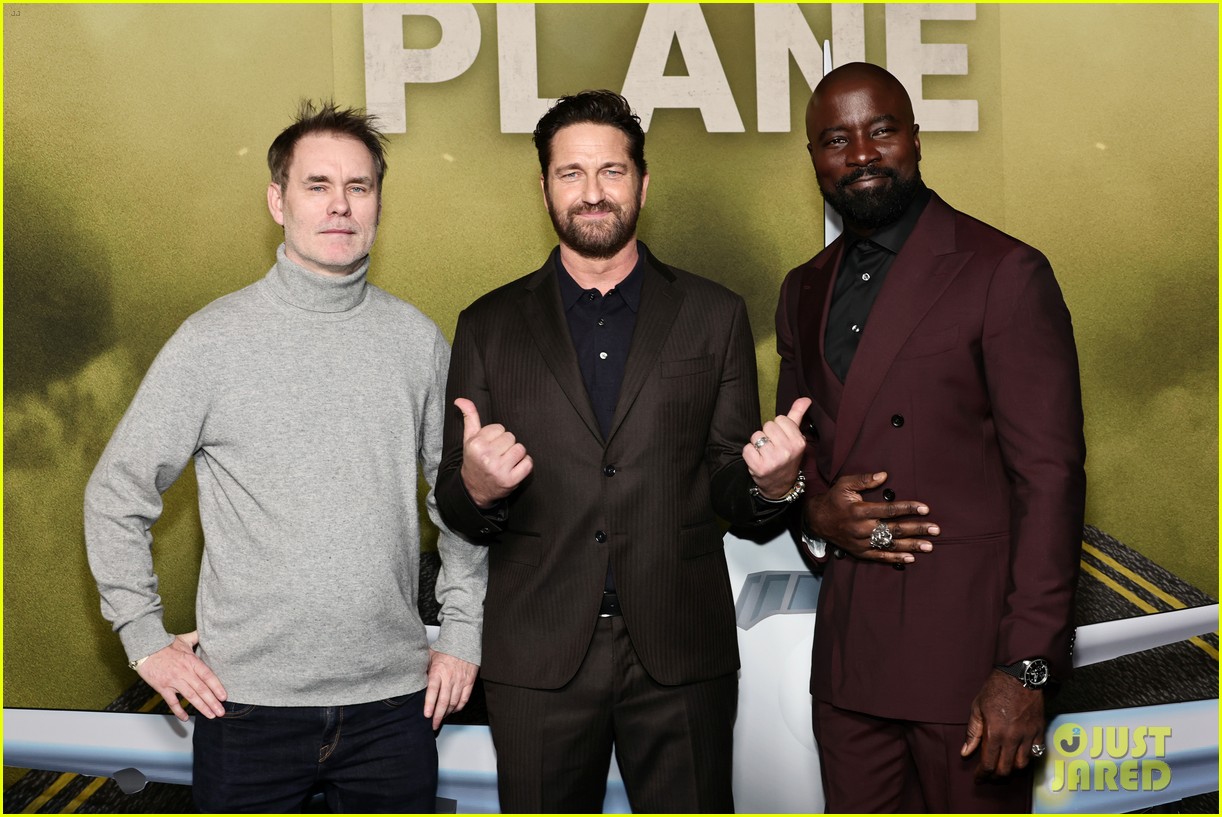 gerard-butler-morgan-brown-plane-screening-18.jpg