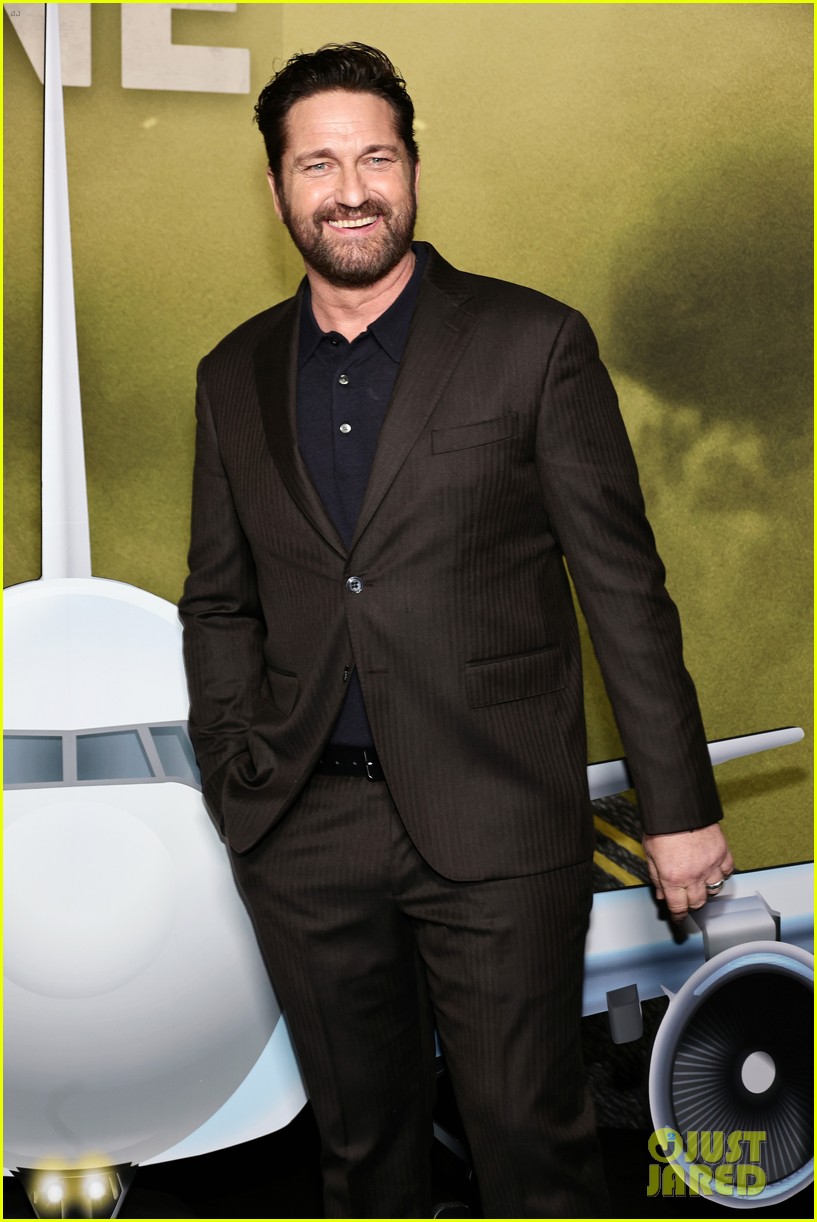 gerard-butler-morgan-brown-plane-screening-20.jpg