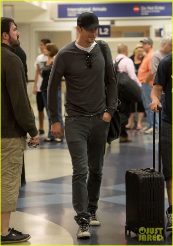 alexander-skarsgard-lax-landing-05.jpg