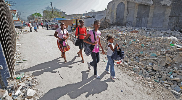 Порт-о-Пренс. Родители сопровождают детей к школам