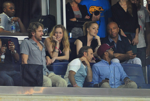 gerard-butler-and-guest-attend-the-2011-mls-all-stars-vs-manchester-united-game15