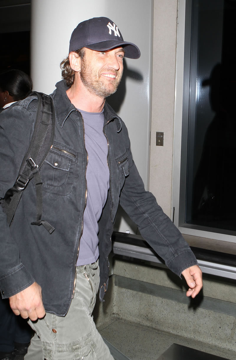 gerard_butler_arriving_at_lax_airport_for_a_flight-056