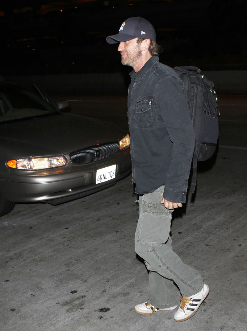 gerard_butler_arriving_at_lax_airport_for_a_flight-0571