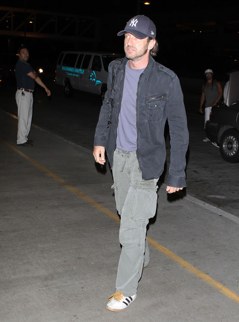 gerard_butler_arriving_at_lax_airport_for_a_flight-058