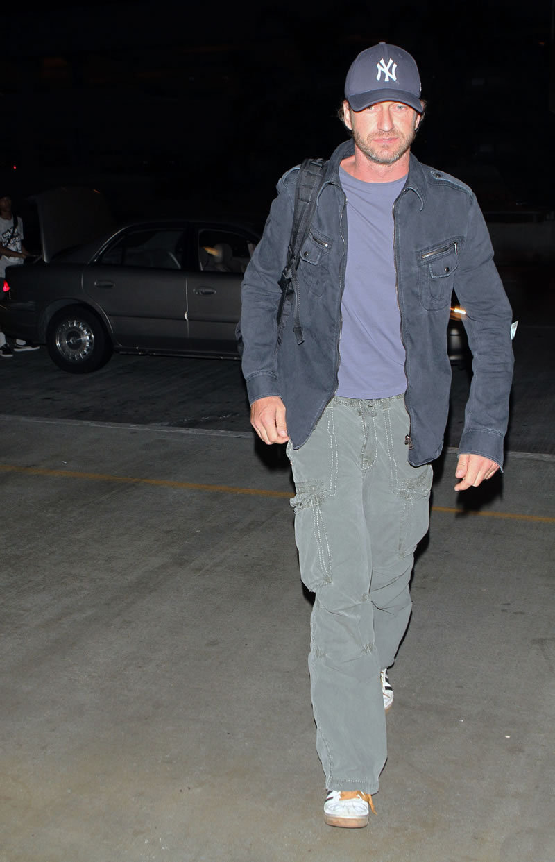 gerard_butler_arriving_at_lax_airport_for_a_flight-059