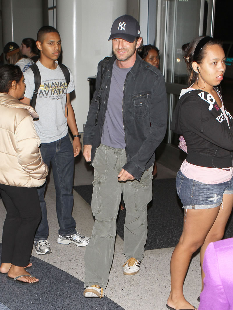 gerard_butler_arriving_at_lax_airport_for_a_flight-060