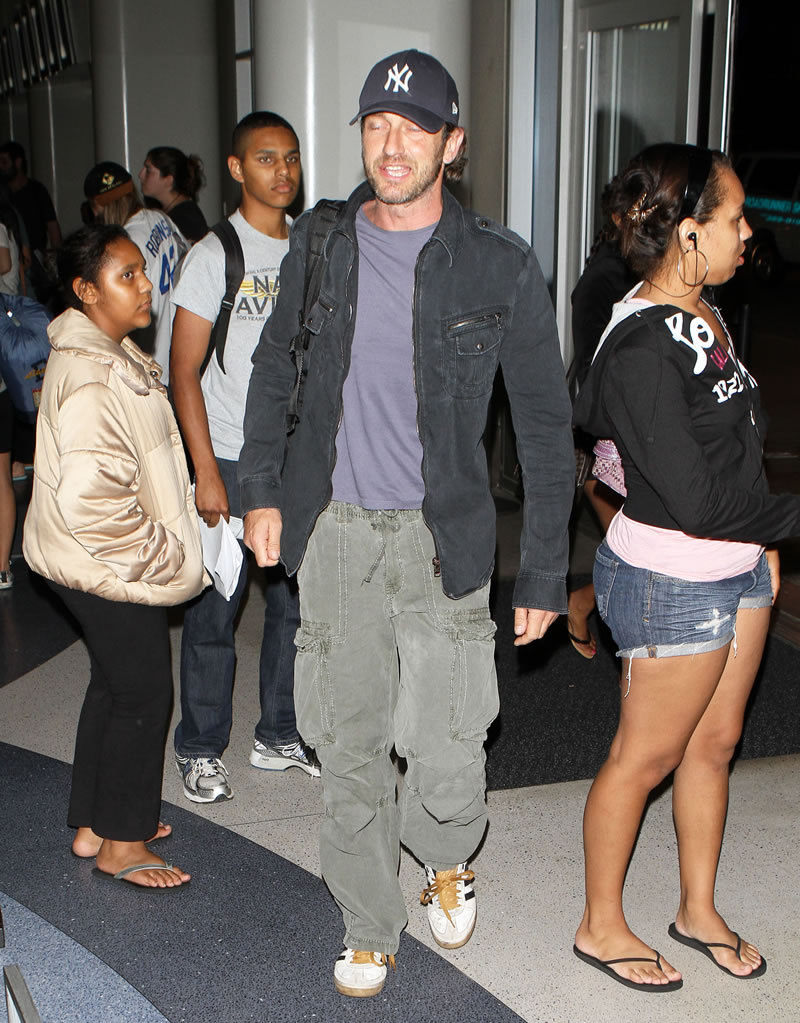 gerard_butler_arriving_at_lax_airport_for_a_flight-061