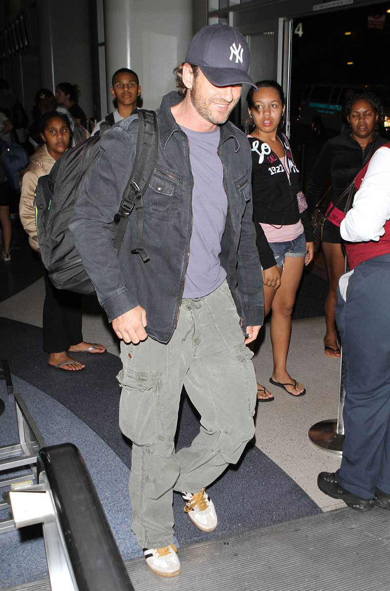 gerard_butler_arriving_at_lax_airport_for_a_flight-062