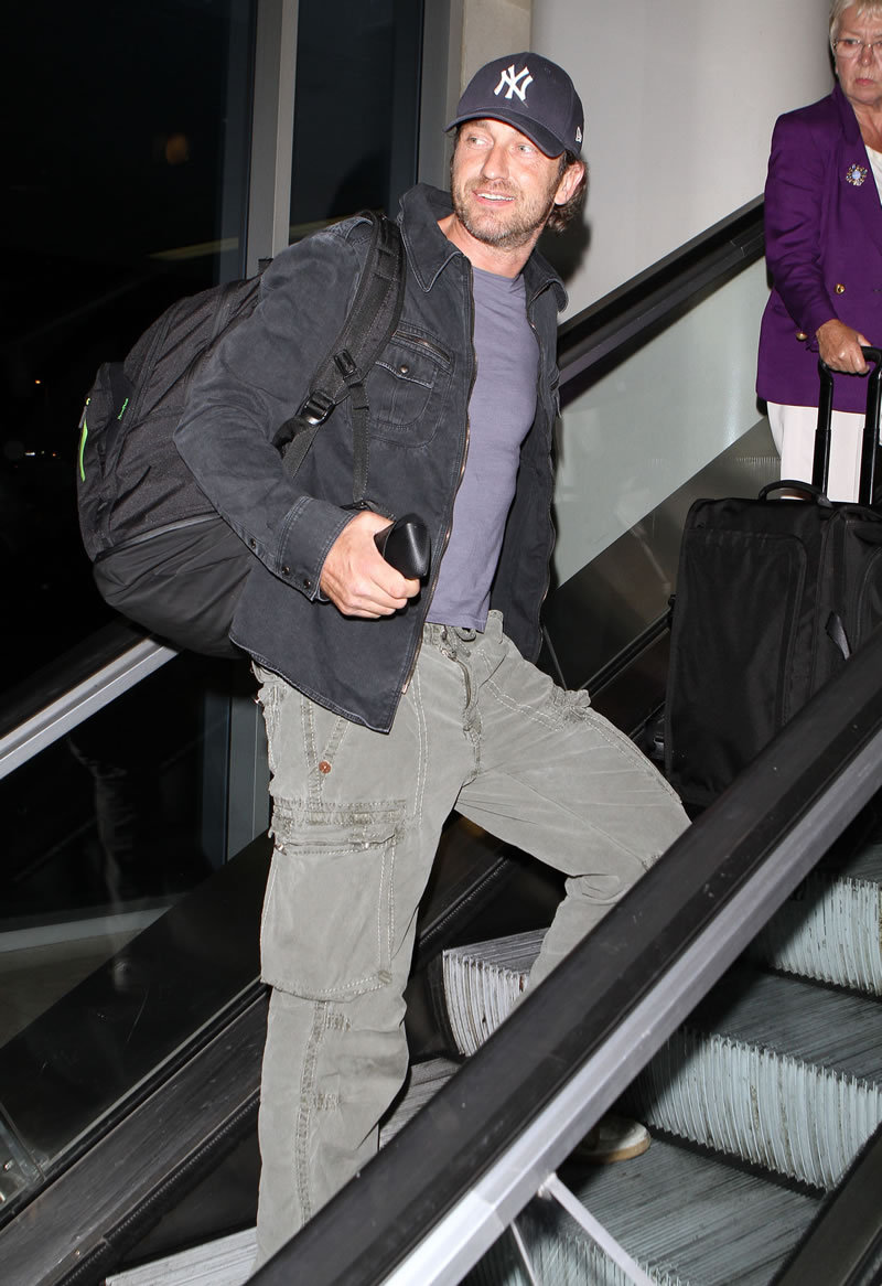 gerard_butler_arriving_at_lax_airport_for_a_flight-064