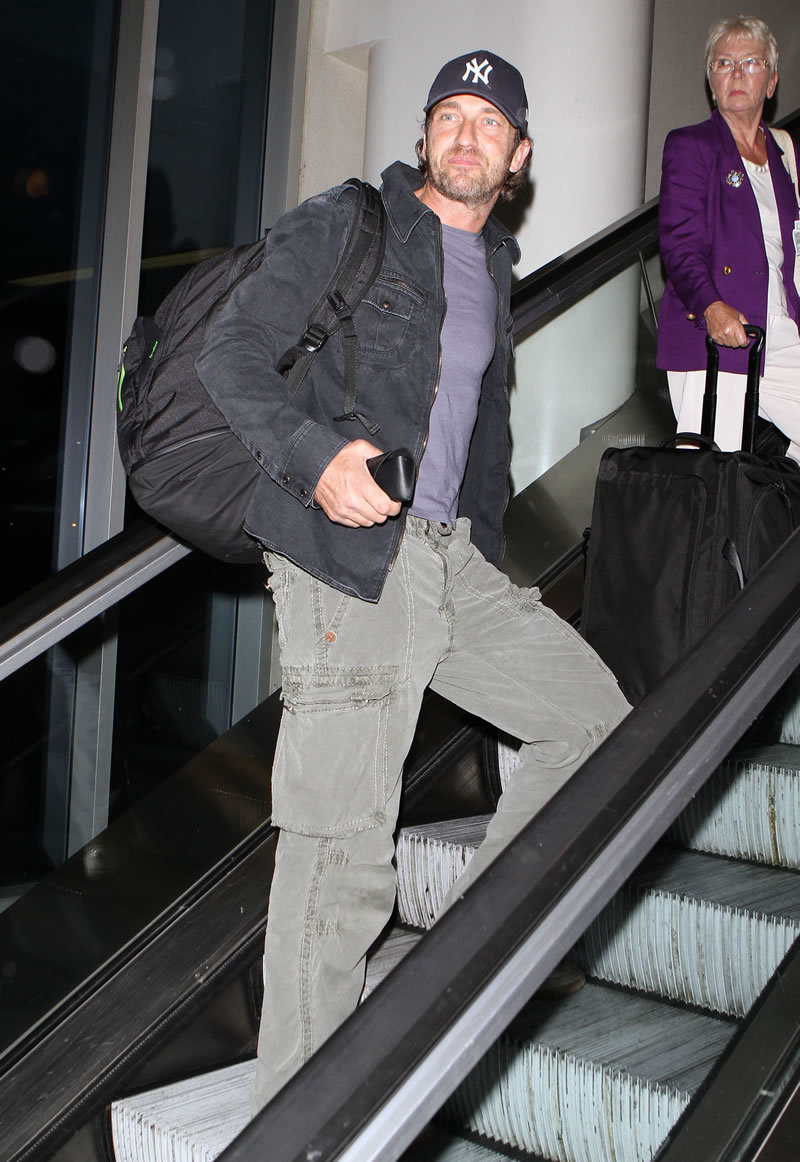 gerard_butler_arriving_at_lax_airport_for_a_flight-065