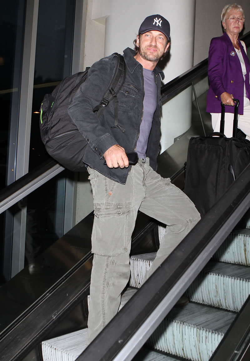 gerard_butler_arriving_at_lax_airport_for_a_flight-066
