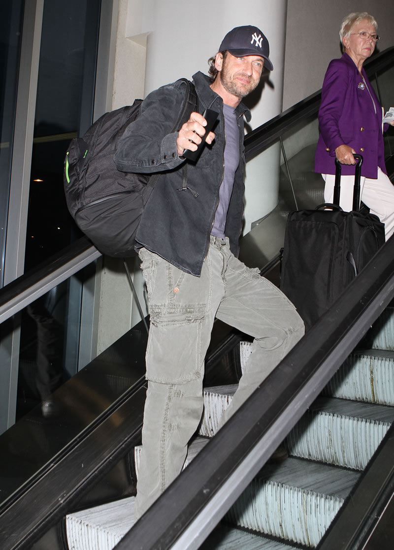 gerard_butler_arriving_at_lax_airport_for_a_flight-067