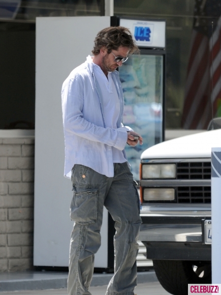 gerard_butler_looking_stern_while_getting_gas_in_malibu_california-4-435x580