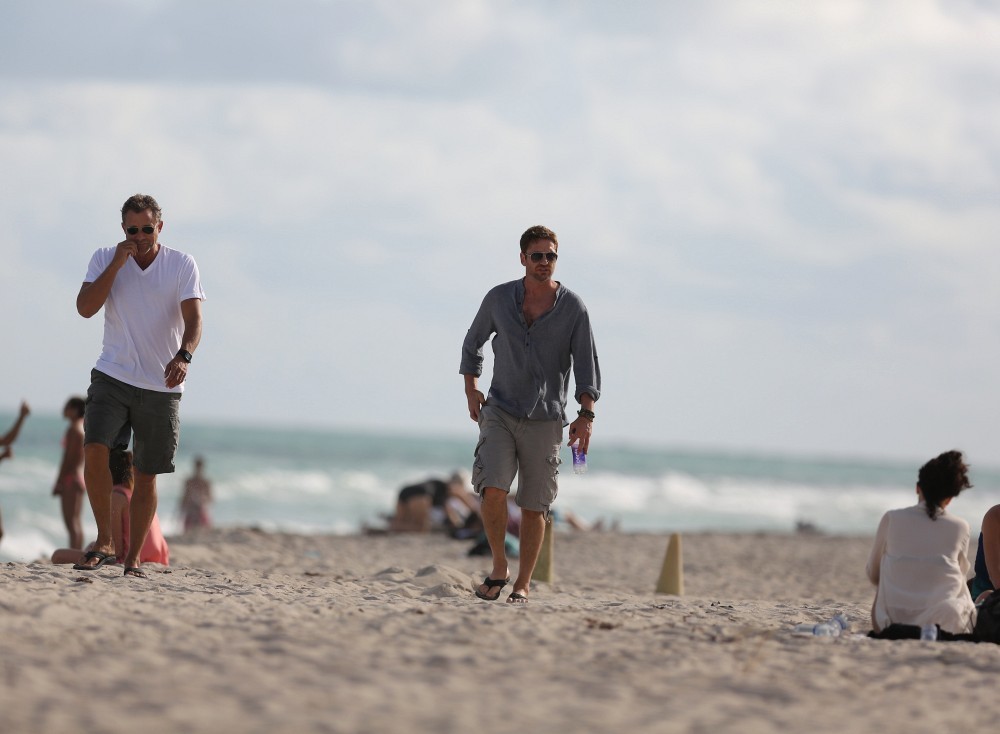 Friend s on new. Джерард Батлер в Маями. Джерард Батлер на пляже. Мужчины на пляже в Майами. Мужики отдыхают на пляже в Майами.